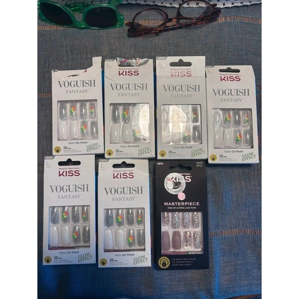 Seven sets of artificial nails. Long length.